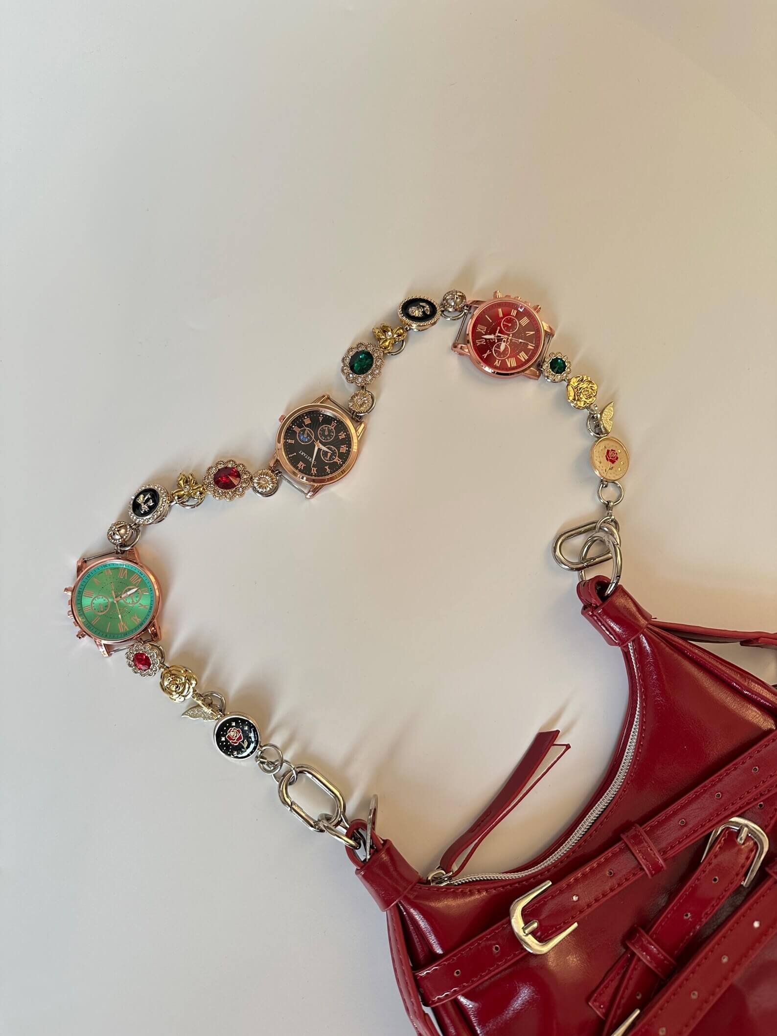 Discover our retro‑inspired watch chain accessory inspired by Ariana Grande, seen on today's fashion influencers.