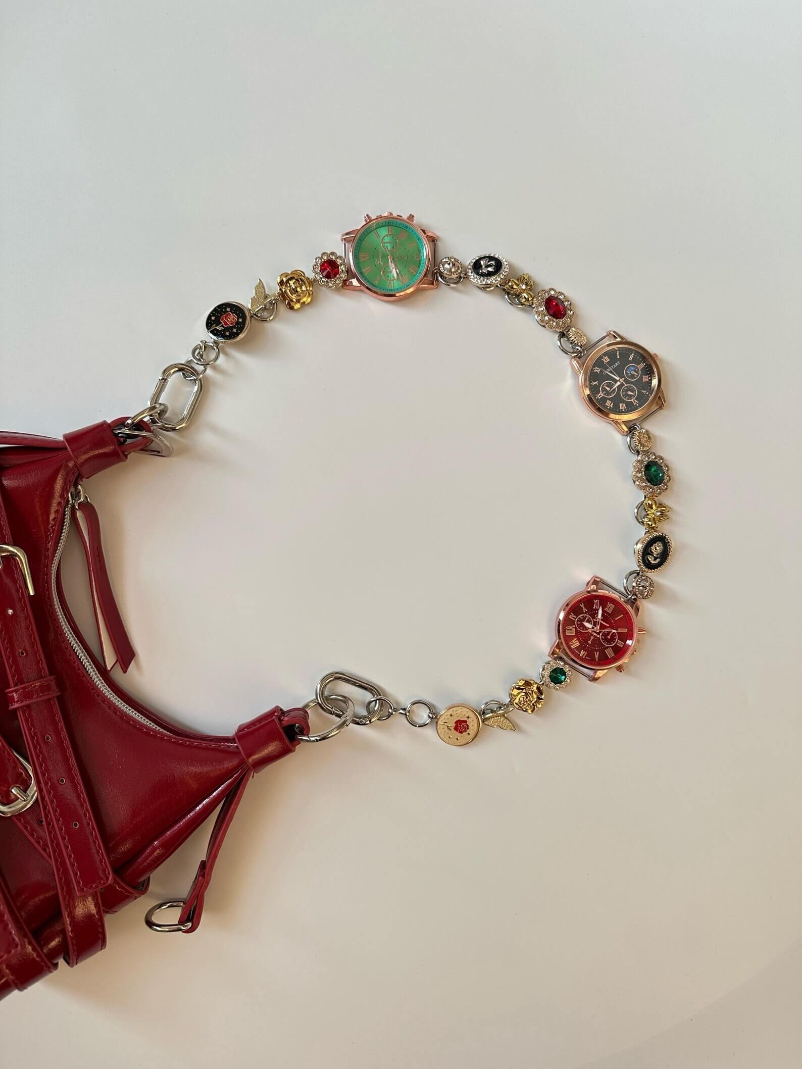 Turn heads with a purse chain with built‑in watch face inspired by Bella Hadid, perfect for totes, handbags, or backpacks.