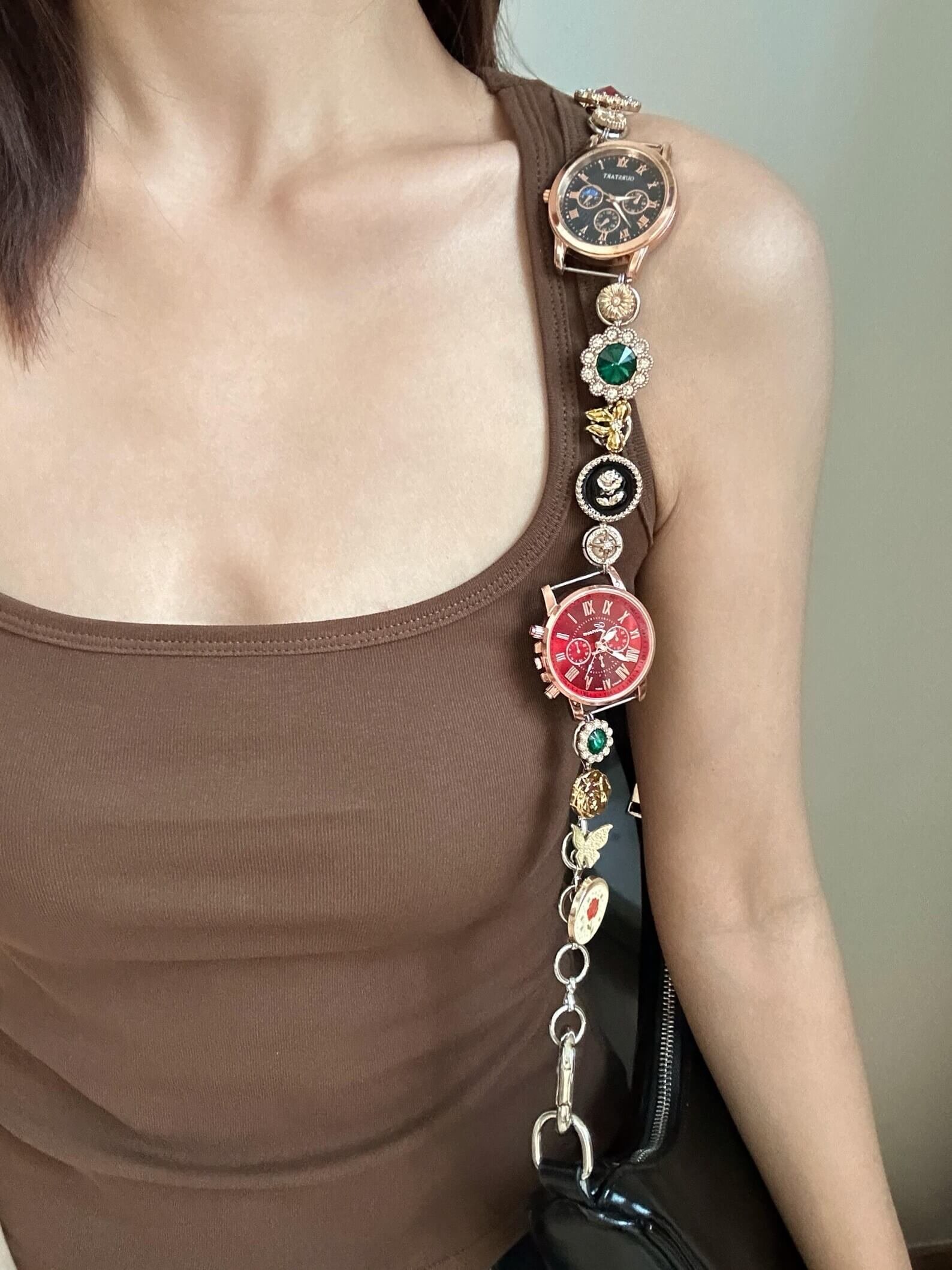 Handcrafted for trendsetters: bag chain with watch inspired by Hailey Bieber, featured in street style edits.