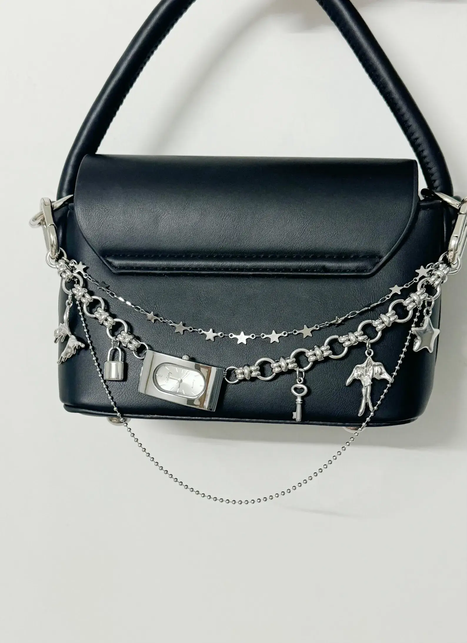 A fashion-forward choice: fashion watch bag chain inspired by Kylie Jenner, inspired by modern icons.