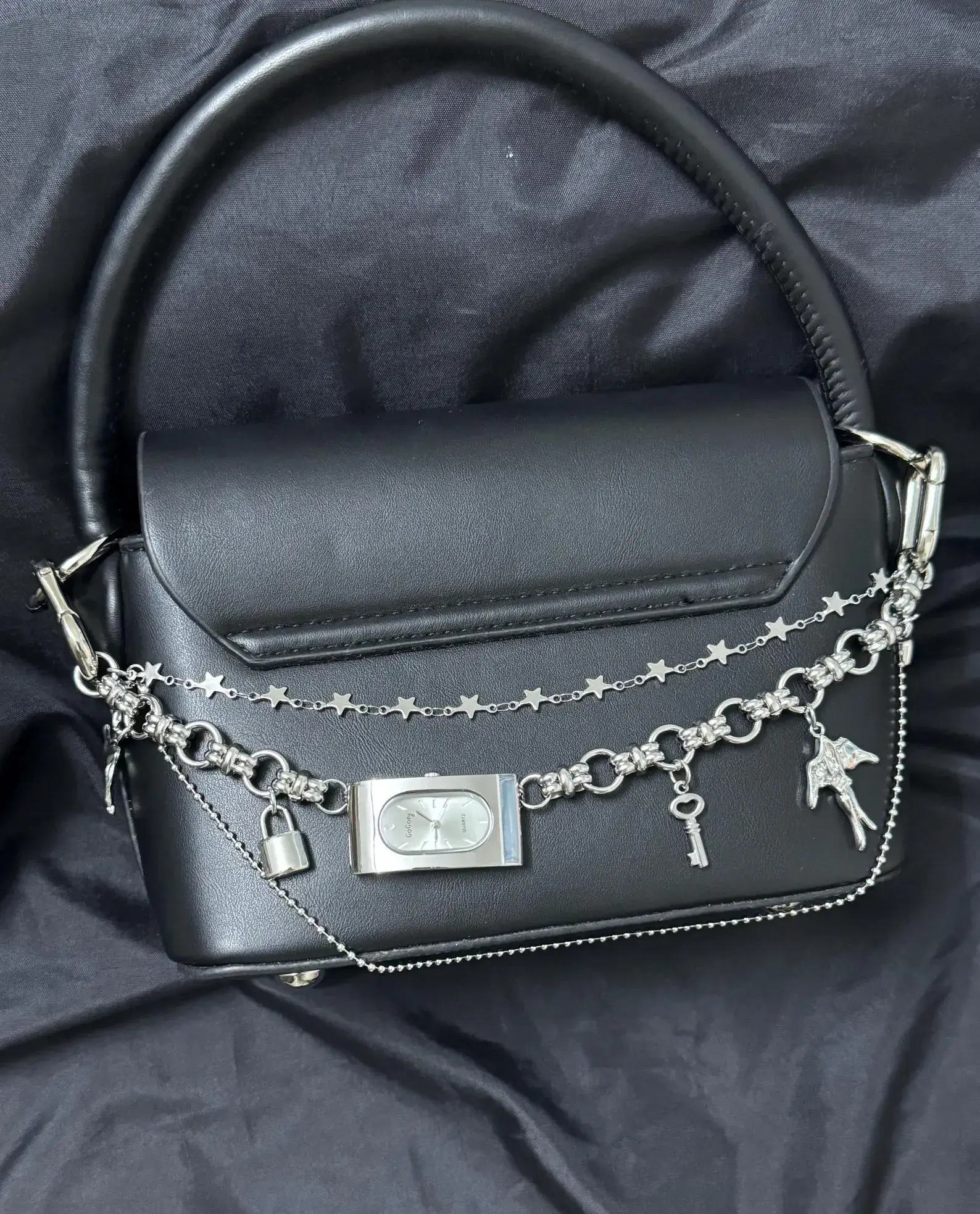 Discover our statement bag chain with watch inspired by Ariana Grande, for lovers of minimalist design.